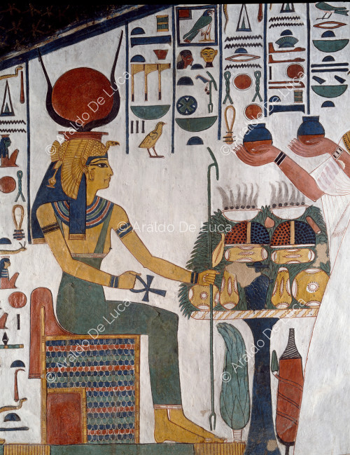 Hathor de l'Ouest reçoit des offrandes de Néfertari