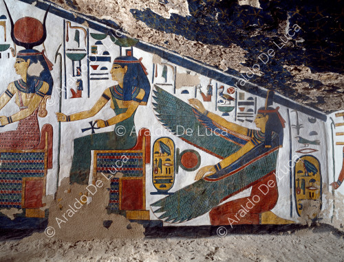 Isis, Nephthys und Maat erhalten Opfergaben von Nefertari