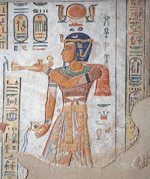 Ramses III. bietet Weihrauch und Trankopfer an.