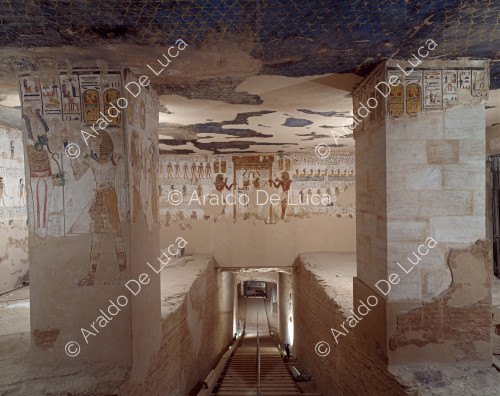 Vista de la primera cámara con pilares de la tumba de Merenptah