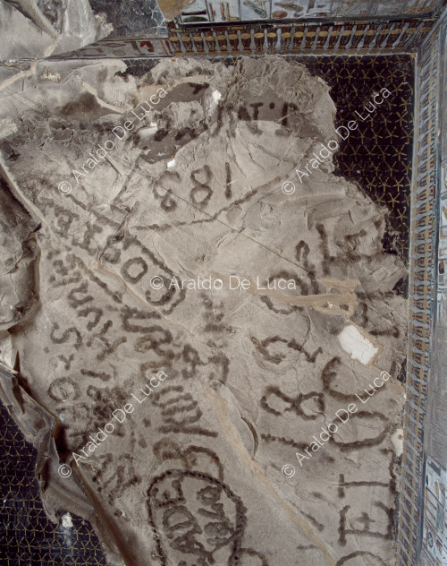 Inscripciones modernas en el techo de la tumba de Seti I