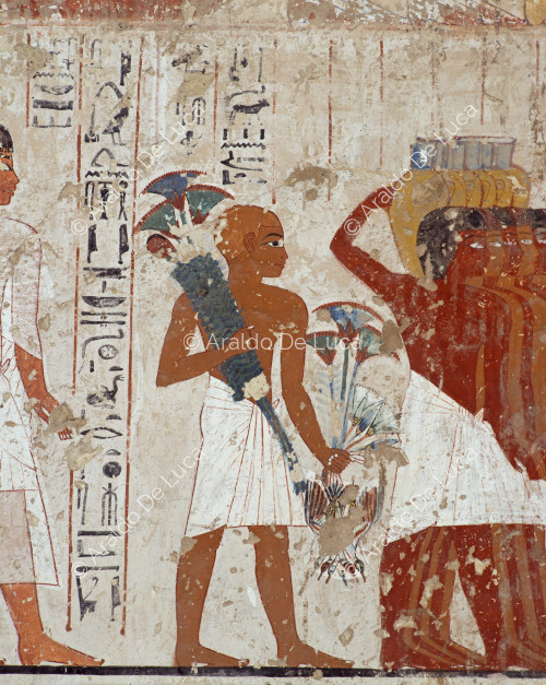 Cortejo fúnebre de Ramose: hombres llevan mercancías y ramos de flores de loto a la tumba