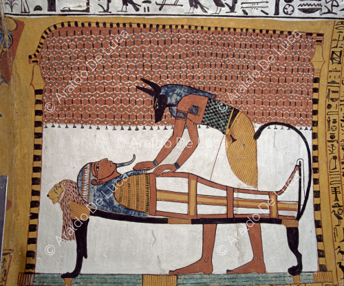 Il dio Anubi prepara la mummia di Sennedjem.