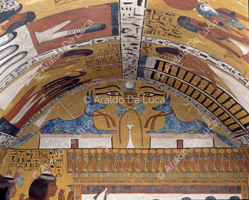 Grabkammer. Rückwand: Detail der doppelten Darstellung des Gottes Anubis in Form eines Schakals.