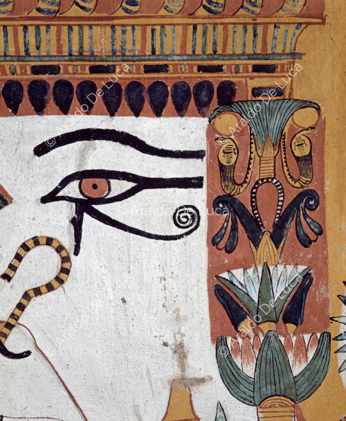 Detalle de la columna del baldaquino con el dios Osiris y el ojo Wadjet.