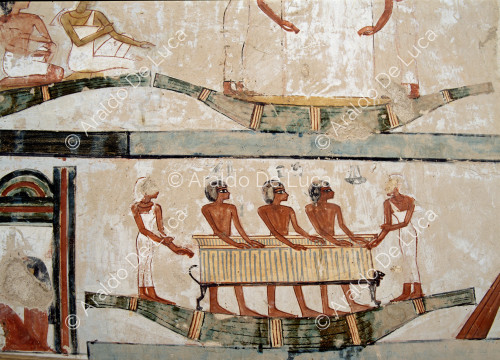 Der Sarkophag von Menna überquert den Nil