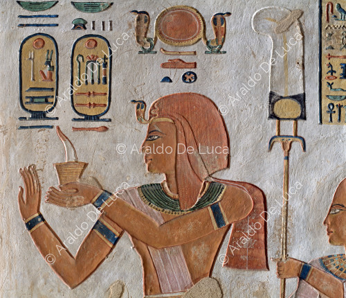 Ramses III. bietet Weihrauch an.