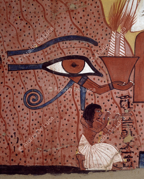 Pashedu kniet in Anbetung unter dem Udjat-Auge.