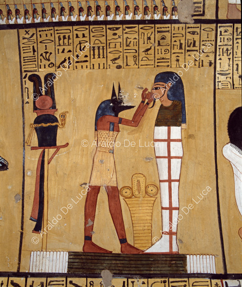Il dio Anubi di fronte alla mummia di Inherkau.