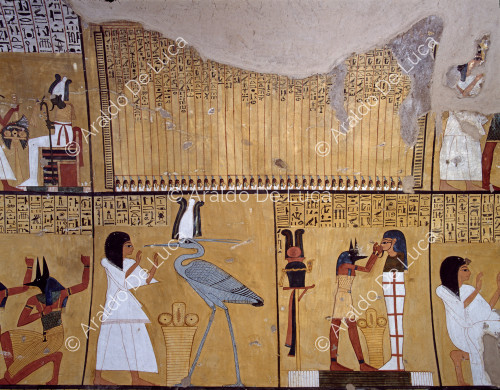 Vue d'ensemble du mur gauche : panneau inscrit et scènes d'Inherkau devant l'oiseau Benu et le dieu Anubis devant la momie du défunt.
