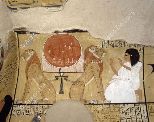 Inherkau in adoration in front of two lions and the solar disc.