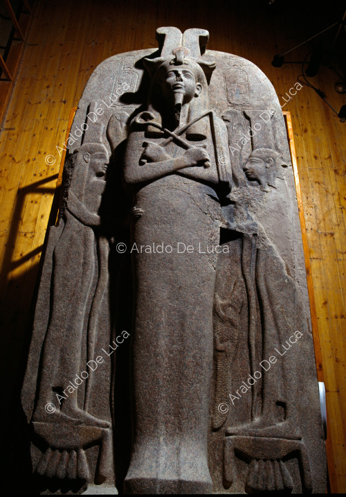 Sarcophage de Sethnakht avec Isis et Nephtys à côté du souverain momiforme