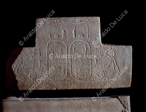 Base del coperchio del Sarcofago di Sethnakht con Iside e Nefti piangenti
