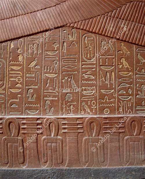 Dettaglio dell'iscrizione sul sarcofago