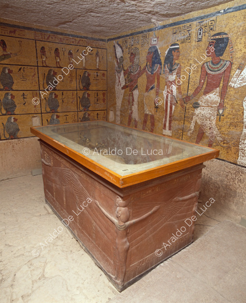 Tutankhamun's sarcophagus and the decoration of the burial chamber