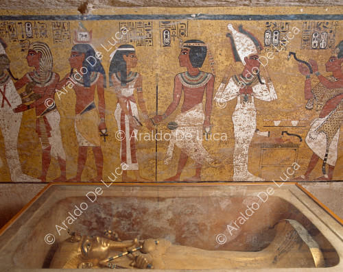 Tutankhamun's sarcophagus and the decoration of the burial chamber