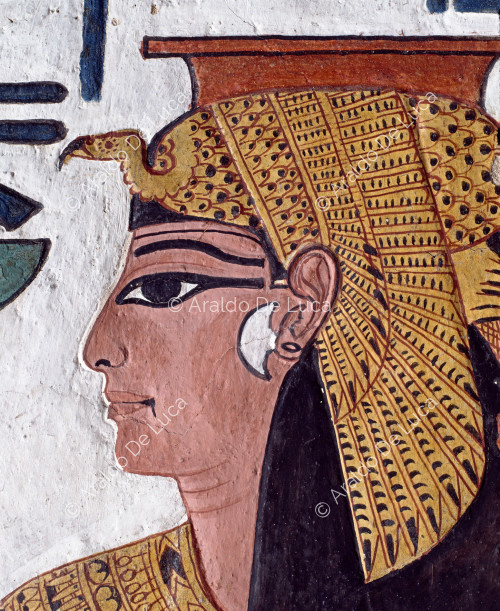 Néfertari offre les pots de nemset à Hathor, Selkis et Maat