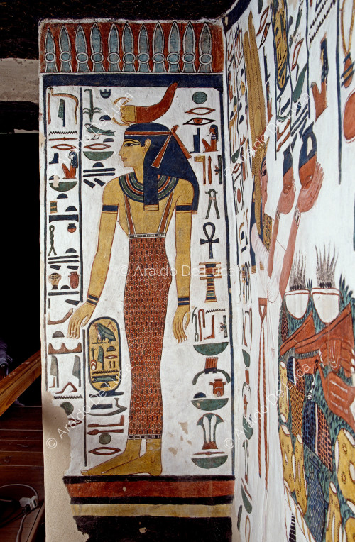 La diosa Selkis y Nefertari en el acto de ofrecer vino