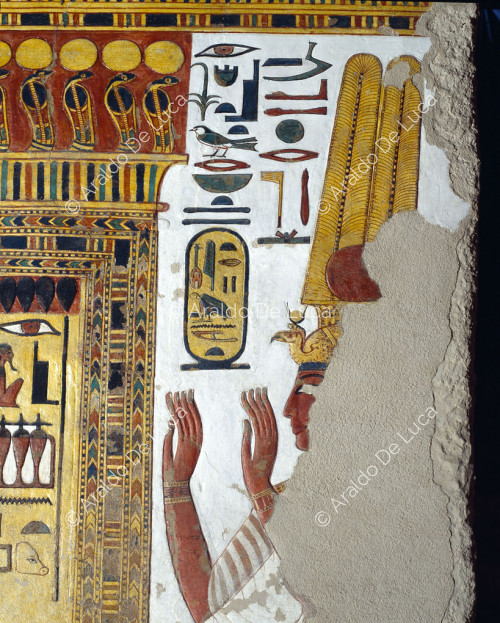 Nefertari worshipping in front of Osiris