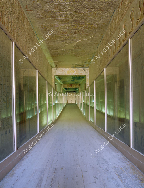 Veduta d'insieme del corridoio della tomba di Ramesse IX