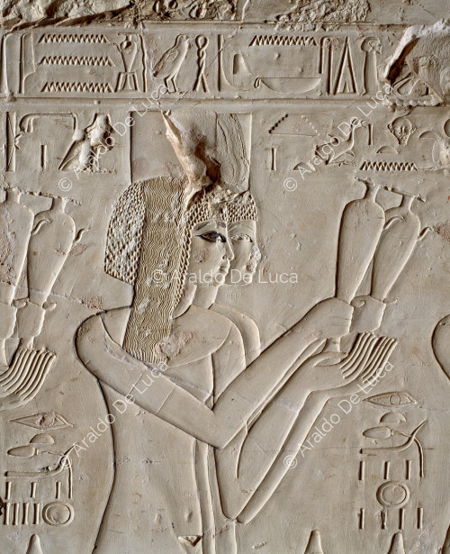 Dos de las ocho princesas realizando libaciones para la fiesta de sed de Amenhotep III