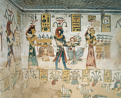 El dios Nilo y las diosas que representan a Heliópolis y Menfis traen ofrendas de comida