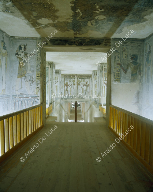 Vue du couloir et de la salle à piliers de Ramsès III