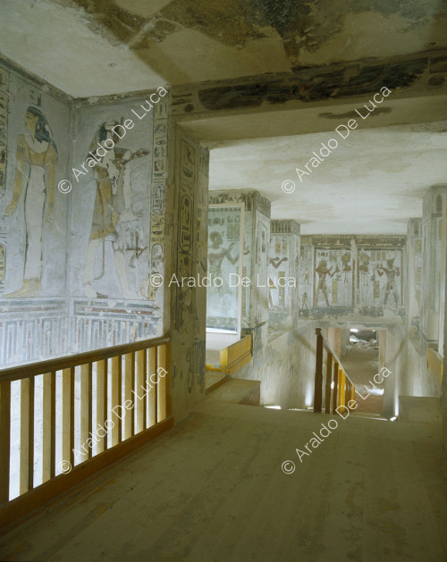 Veduta del corridoio e della sala con pilastri di Ramesse III