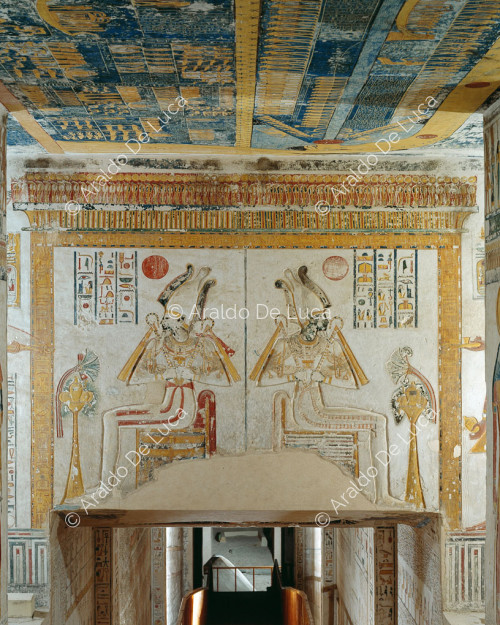 Scena doppia con Osiride che riceve offerte da Ramesse VI