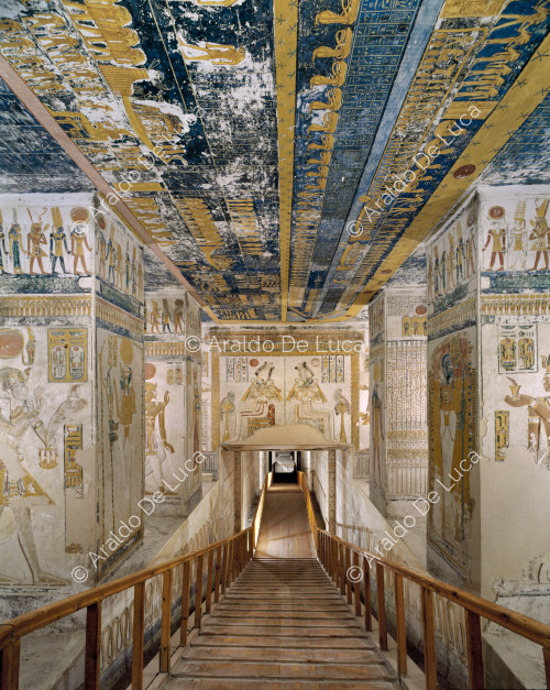 Veduta generale della sala con pilastri di Ramesse VI