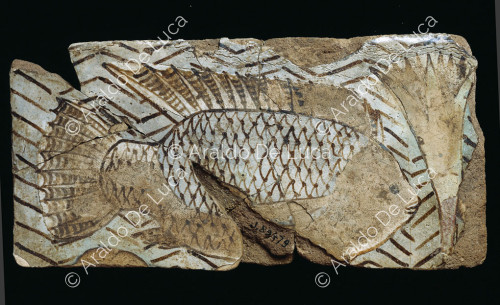 Plato pintado con peces