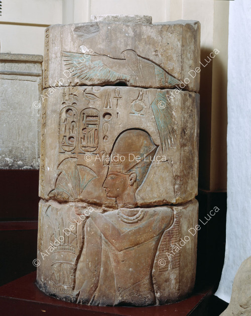 Columna pintada con la imagen de Ramsés II