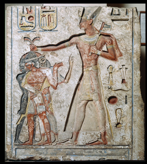 Relief mit Ramses II., der seine Feinde ergreift