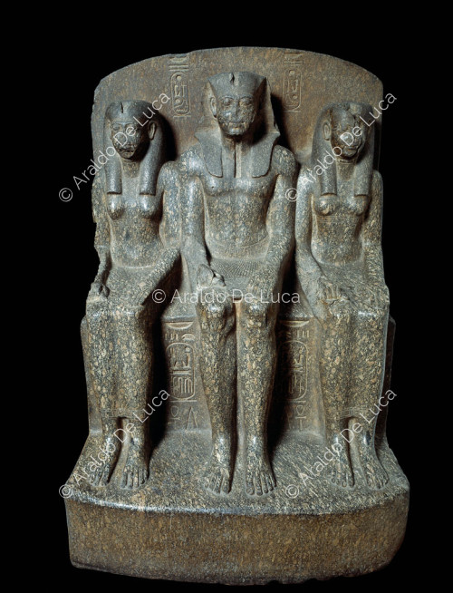 Ramsés II tra Iside e Hathor