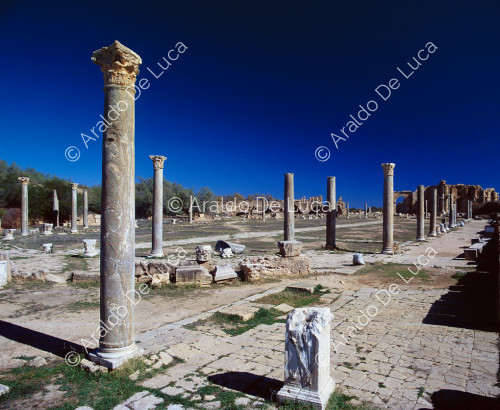 Portikusseite mit korinthischen Säulen