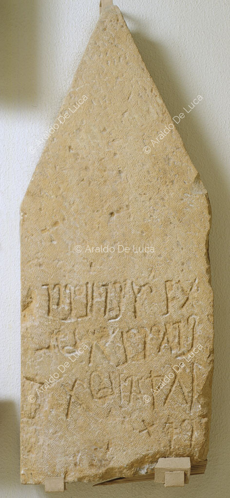 Stele mit punischer Inschrift