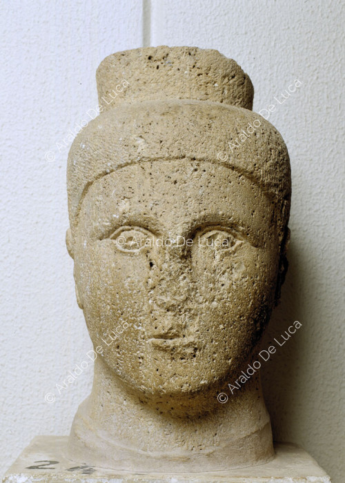 Ritratto in pietra di divinità  fenicia