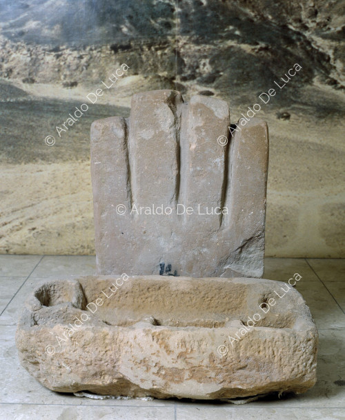 Autel votif et porte en forme de main apotropaïque