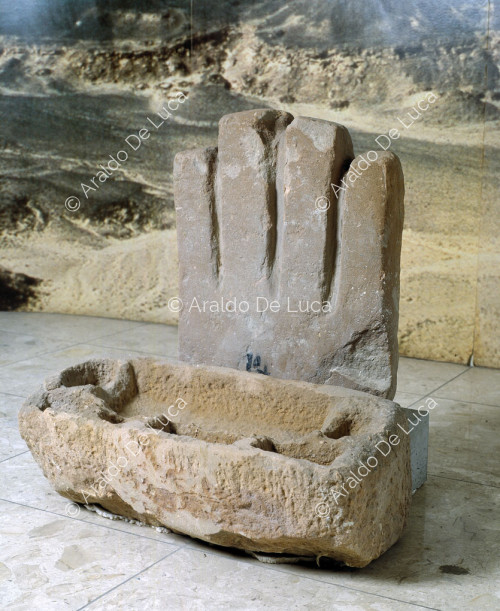 Autel votif et porte en forme de main apotropaïque