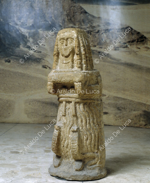 Statuetta in pietra della dea Iside o Astarte