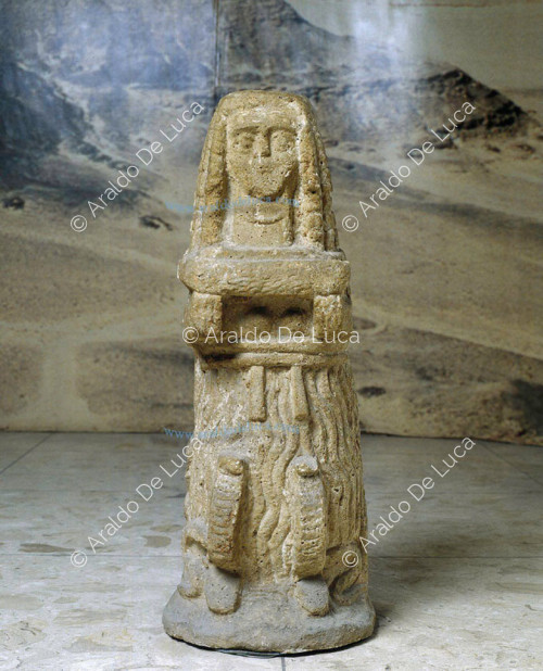 Statuette en pierre de la déesse Isis ou Astarté