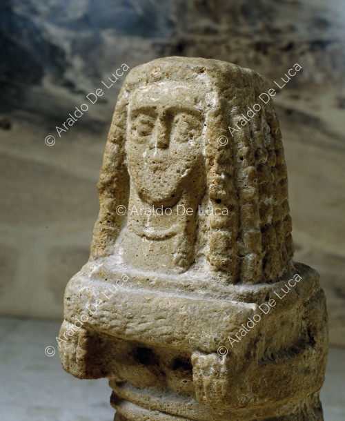 Statuetta in pietra della dea Iside o Astarte. Particolare del capo