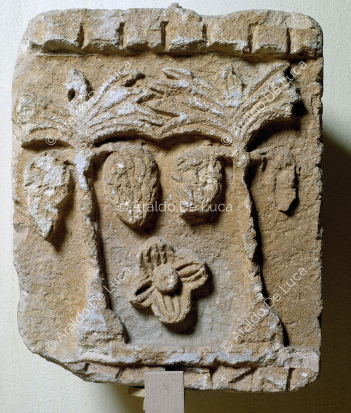 Relief mit Palmetten und Blume