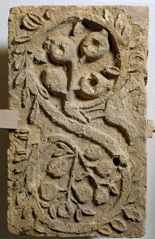 Relief mit Akanthusgirale und Blumen