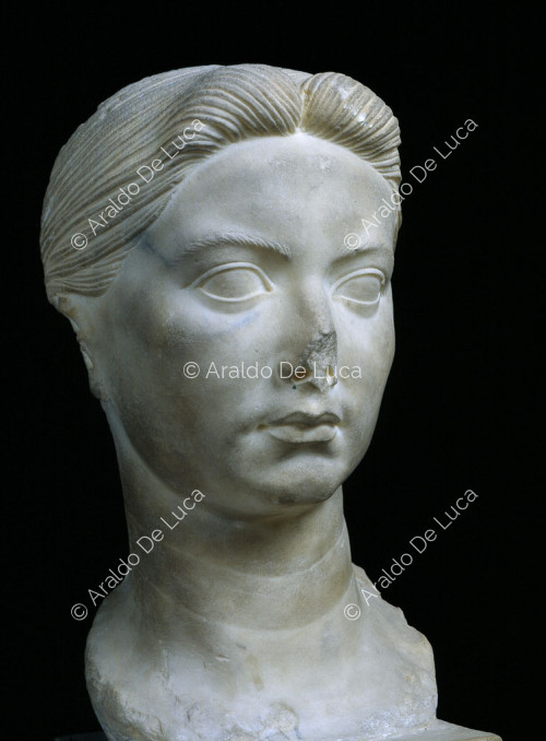 Retrato femenino en mármol