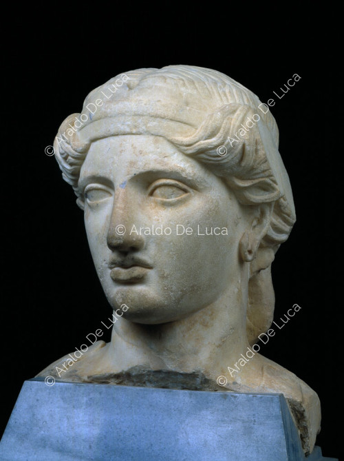 Retrato en mármol de la diosa Roma