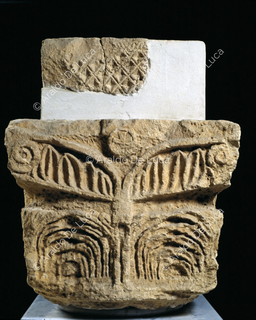 Capitel de piedra decorado con palmetas