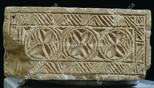 Stone column base decorated with concentric circle motif