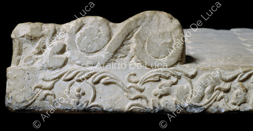 Marble sarcophagus lid. Detail