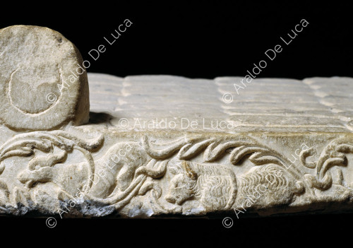 Tapa de sarcófago de mármol. Detalle